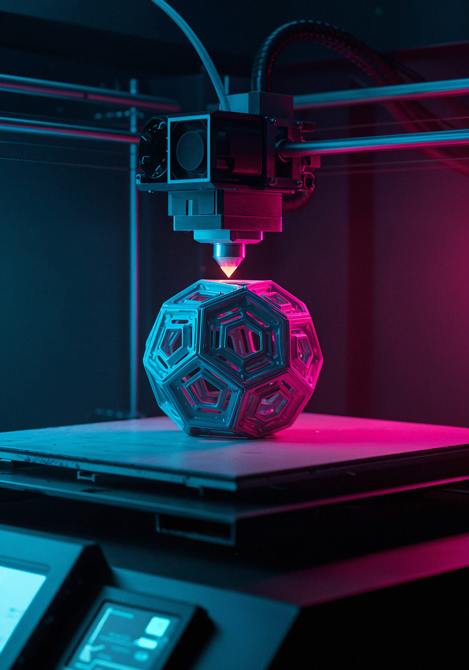 l-impression-3d-en-action-une-sphere-geometrique-en-cours